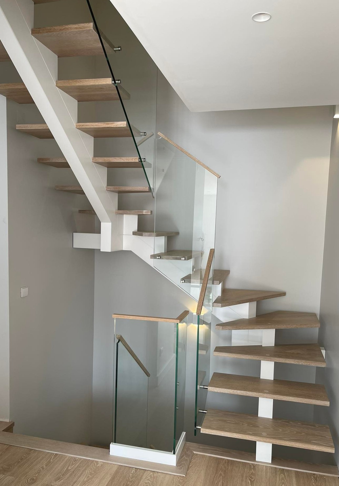 Escada com grade em vidro 