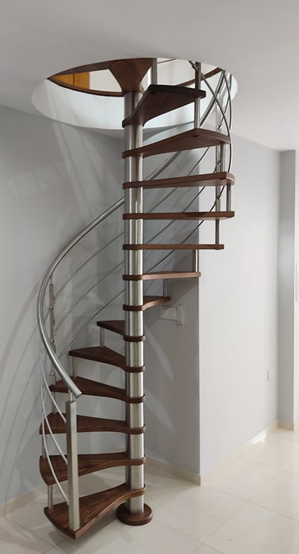 Modelo escada de caracol com gradeamento em inox 